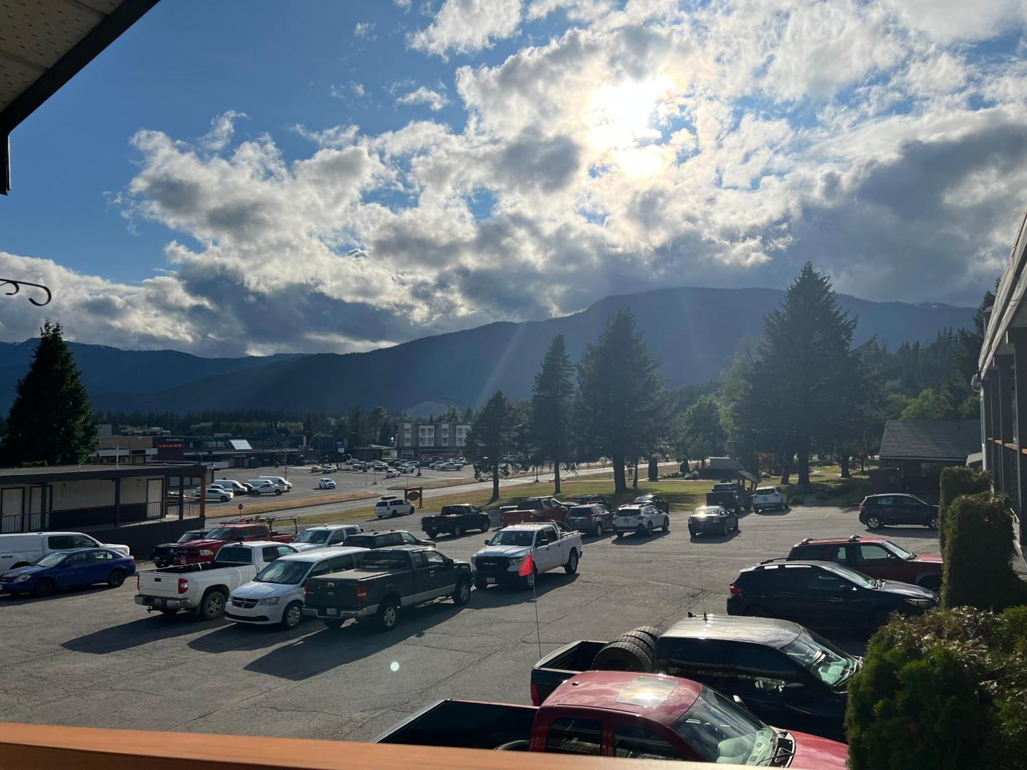 Chalet Inn Kitimat Экстерьер фото