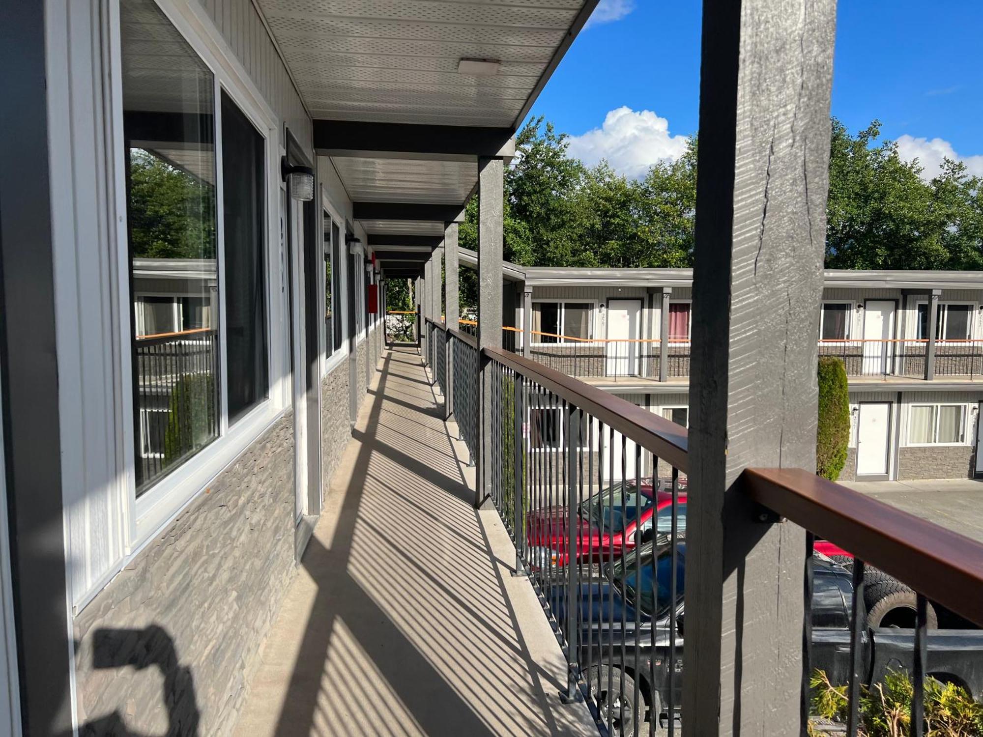 Chalet Inn Kitimat Экстерьер фото