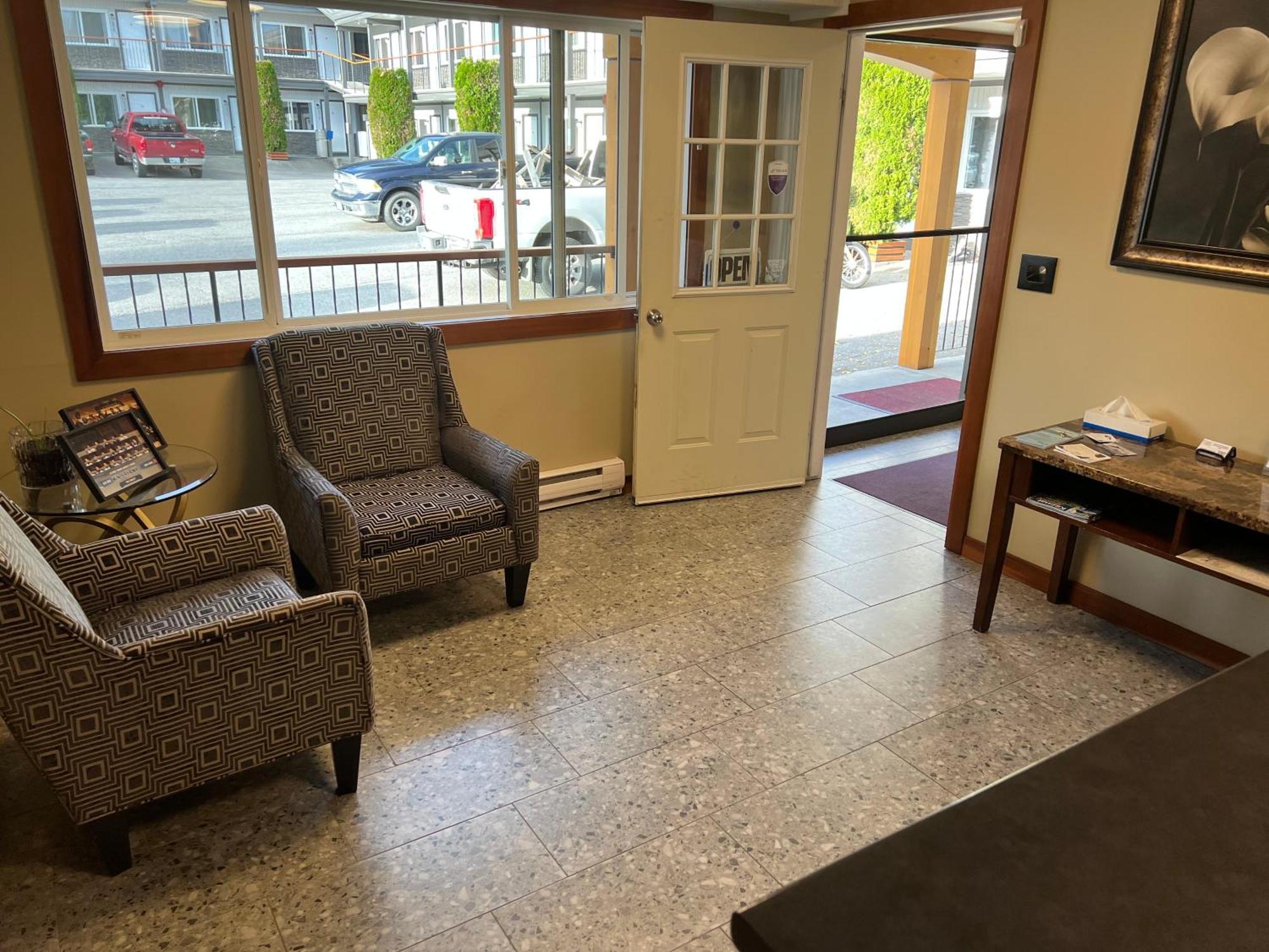 Chalet Inn Kitimat Экстерьер фото