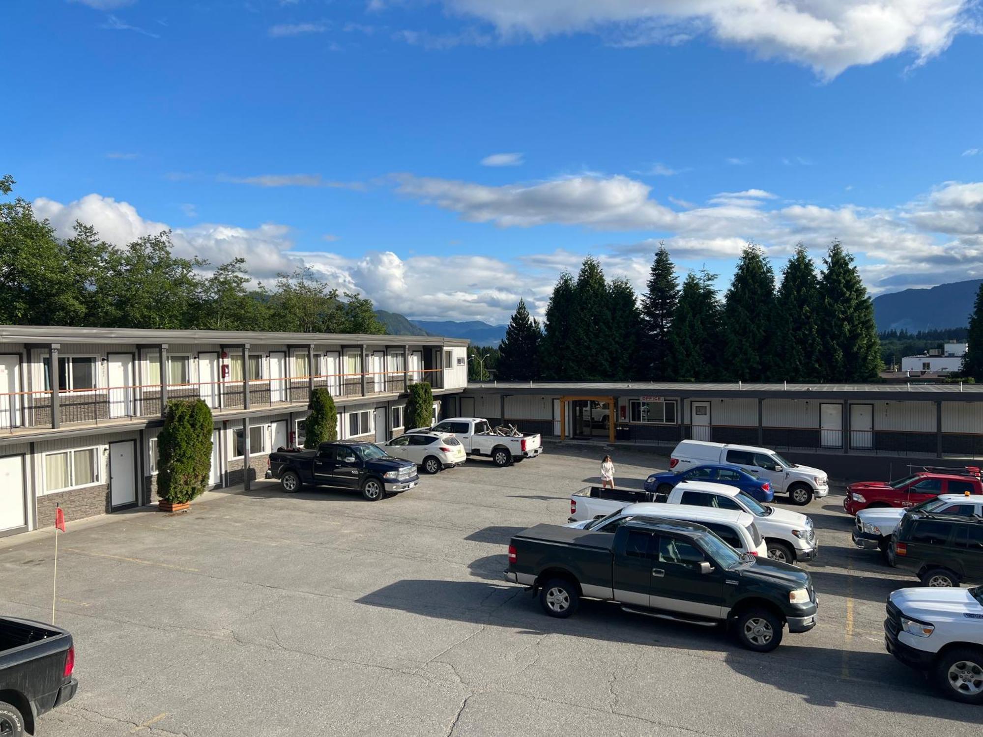 Chalet Inn Kitimat Экстерьер фото