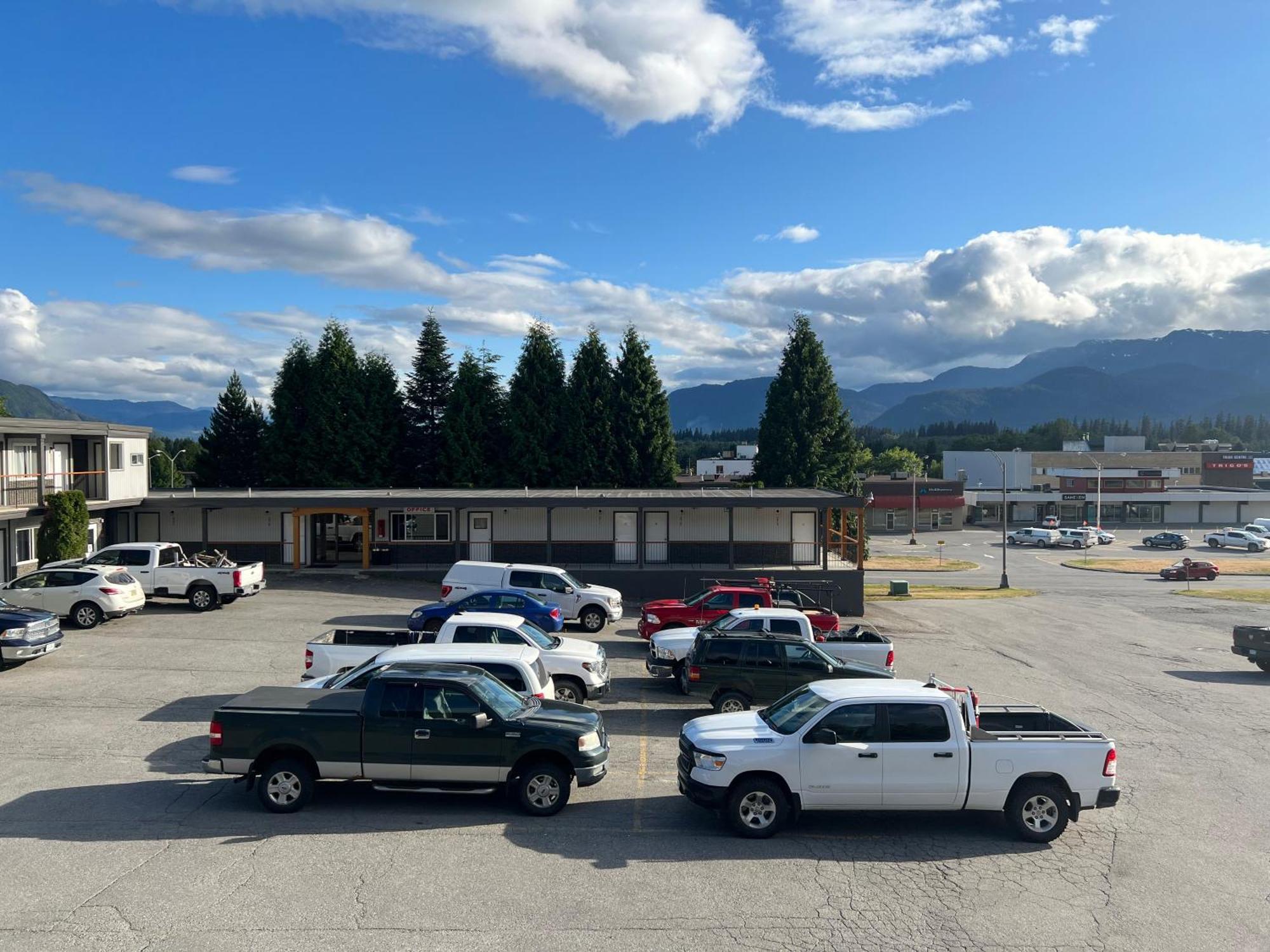 Chalet Inn Kitimat Экстерьер фото