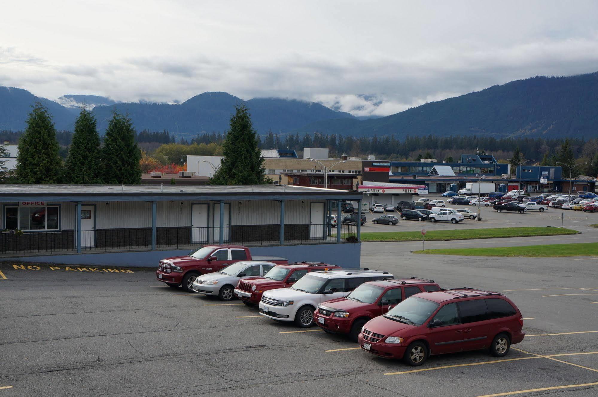 Chalet Inn Kitimat Экстерьер фото