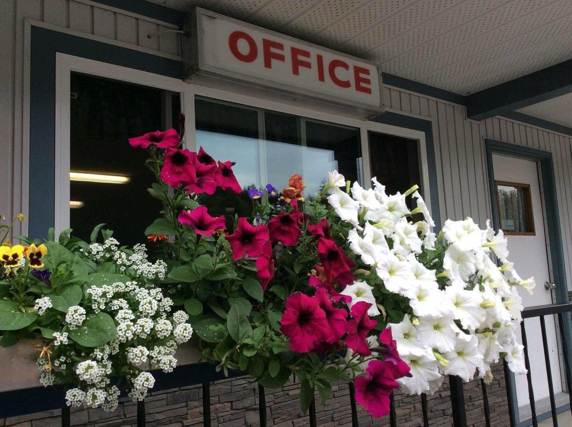 Chalet Inn Kitimat Экстерьер фото