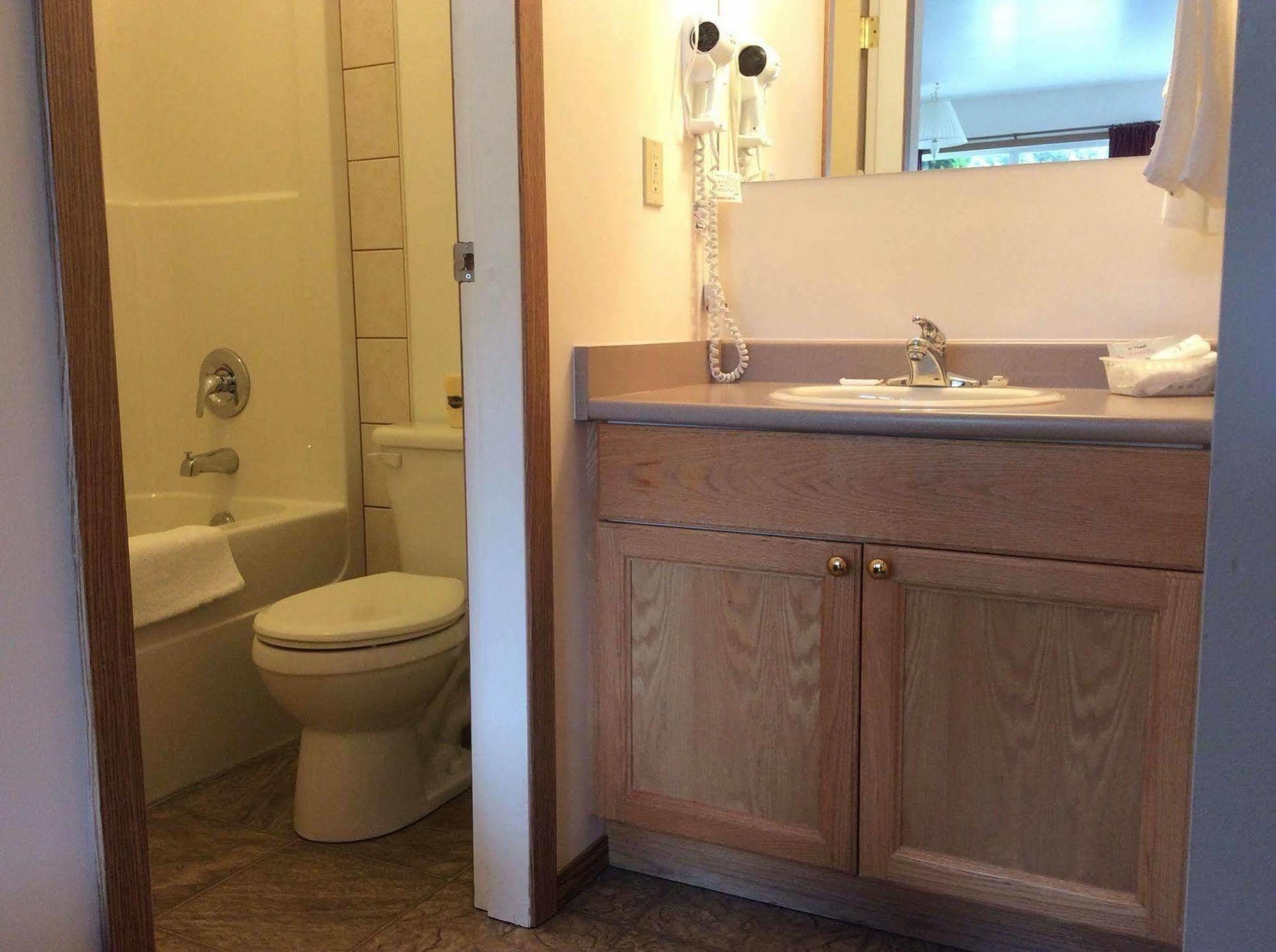 Chalet Inn Kitimat Экстерьер фото
