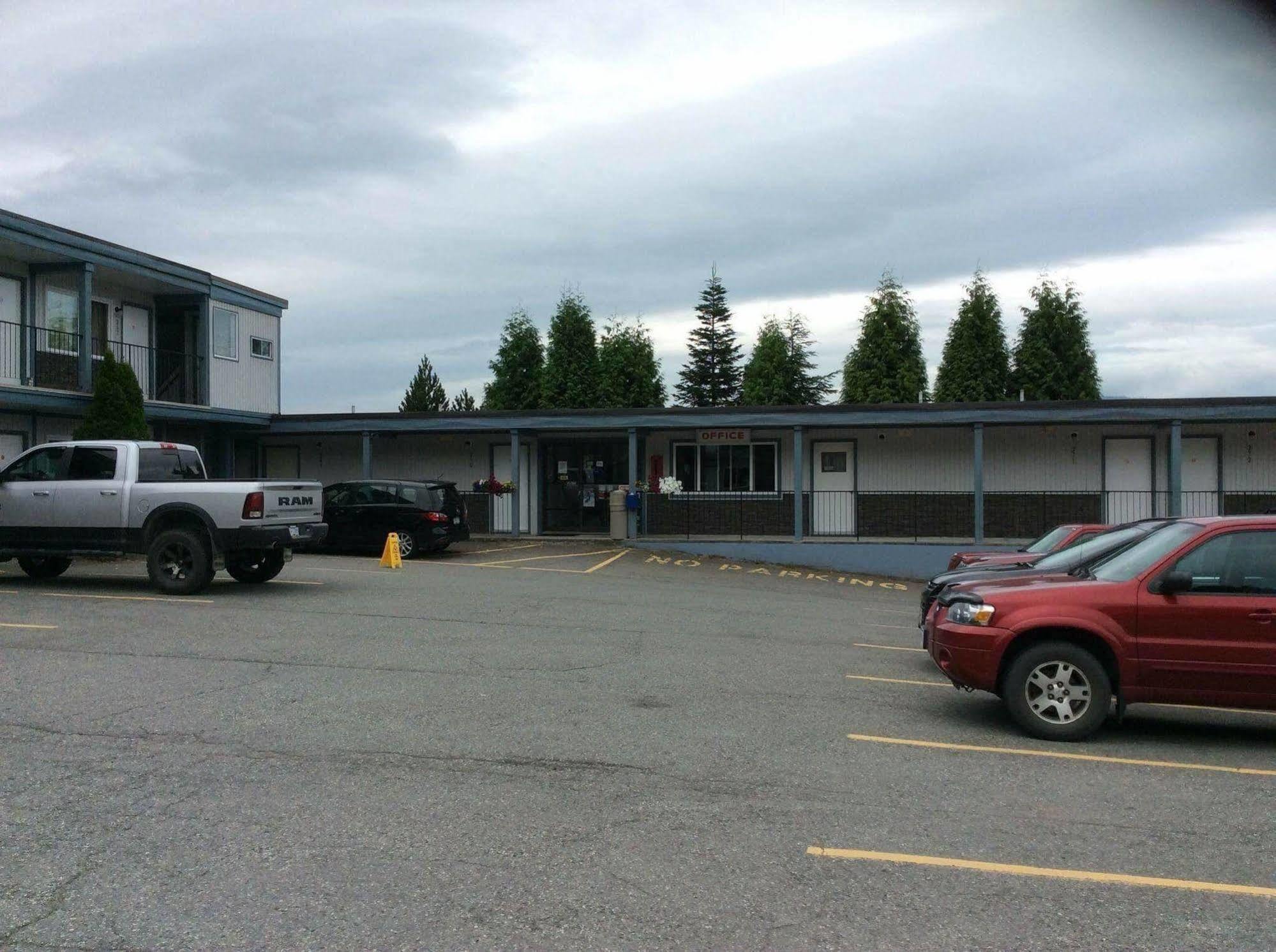 Chalet Inn Kitimat Экстерьер фото