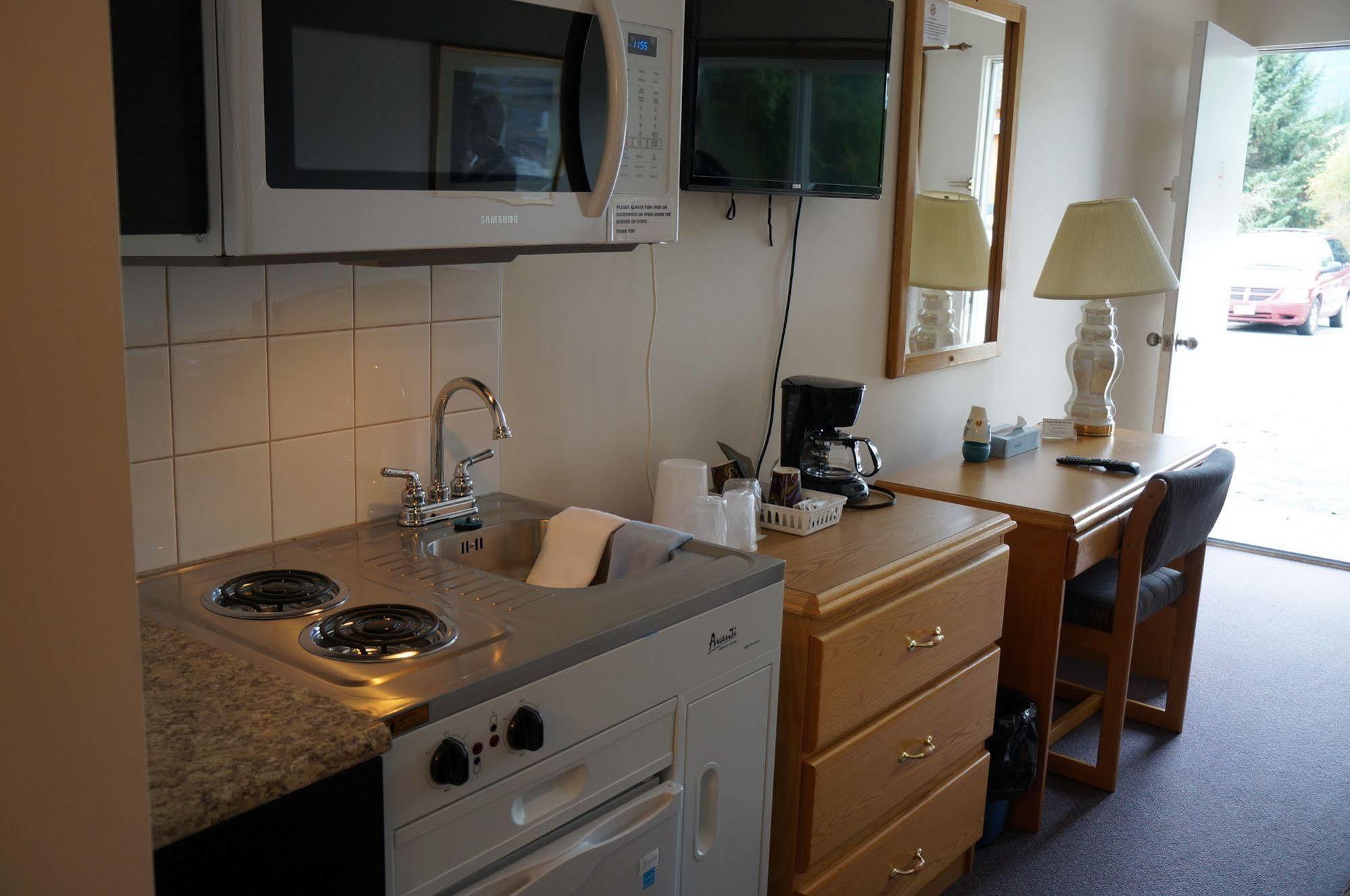 Chalet Inn Kitimat Экстерьер фото